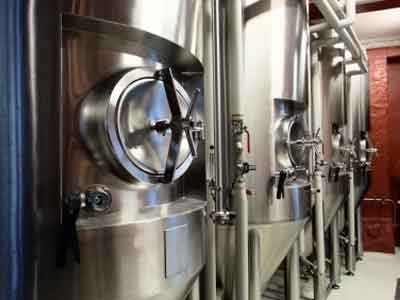 ビールの発酵と熟成のための機器